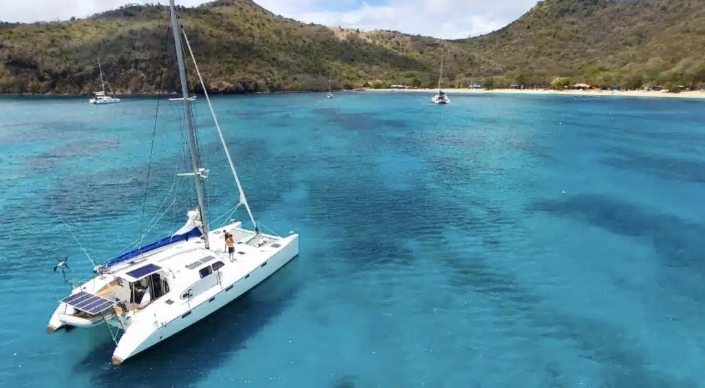 photo aérienne d'un bateau dans les iles grenadines