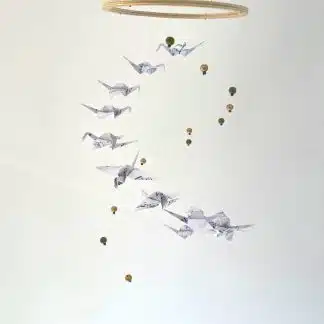 Mobile bébé en origami grues papier à musique